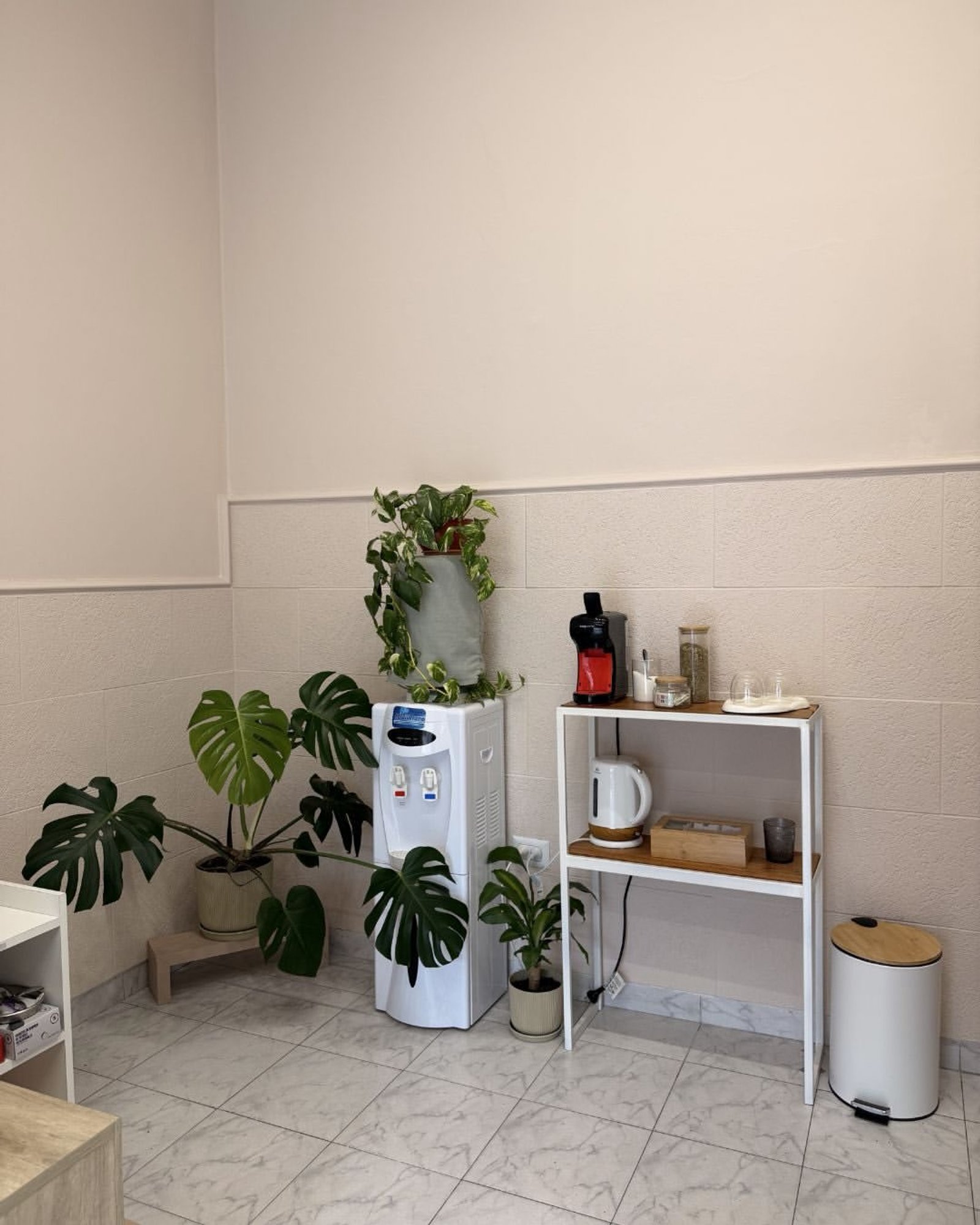 espacio comercial con dispensador de agua y plantas — proyecto Estudio de uñas N&A - Tandil, por Estudio Agustina Satostegui, en Tandil